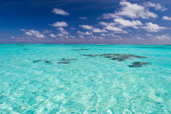 Flachkorallenriff in türkisfarbenem, transparentem Wasser, Kochinseln — Stockfoto