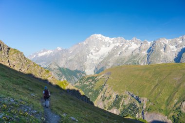 Backpacker görkemli Mont Blanc arka planda Alpler üzerinde hiking