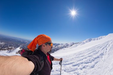 Karlı dağda, balıkgözü lens selfie alarak alpinist