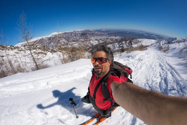 Alpiniste prenant selfie sur la montagne enneigée, lentille fisheye — Photo