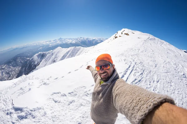 Alpinista tomando selfie en montaña nevada, lente de ojo de pez — Foto de Stock