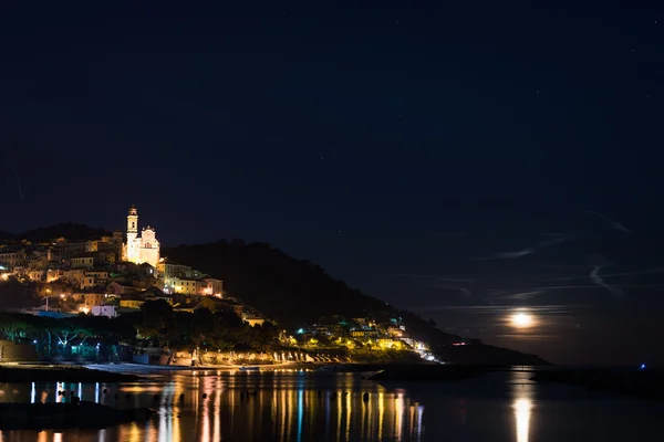 Sterrenhemel en maanlicht's gloeiende Cervo, Ligurische Riviera, Italië — Stockfoto