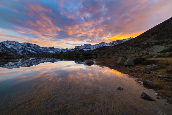 Lac alpin de haute altitude, reflets au coucher du soleil — Photo