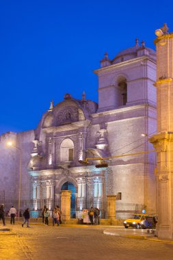 Main Square insanlar alacakaranlıkta, Arequipa, Peru