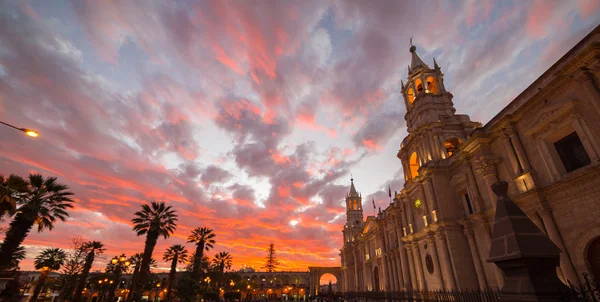 Katedra w Arequipa, Peru, wspaniałe niebo o zmierzchu — Zdjęcie stockowe