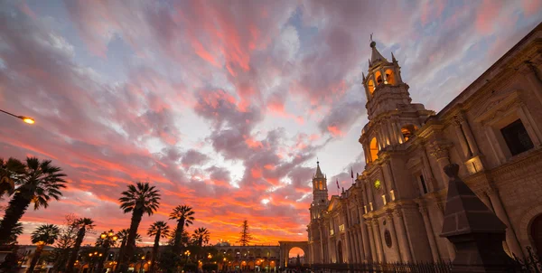 Alacakaranlıkta gökyüzü çarpıcı: Arequipa, Peru, katedral — Stok fotoğraf