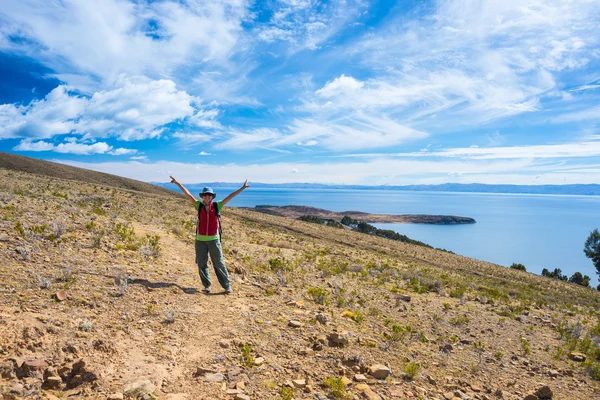 Turysta na wyspie słońce, jezioro Titicaca, Boliwia — Zdjęcie stockowe