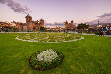 İnsanlar Cusco, Peru için alacakaranlıkta ana meydanında