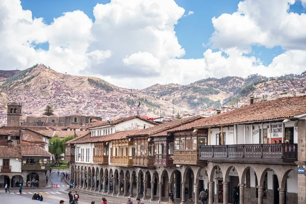 Turystów i mieszkańców na głównym placu w Cusco, Peru — Zdjęcie stockowe