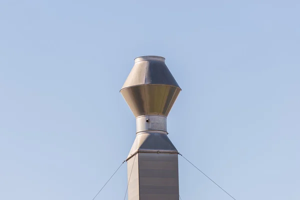 Single industrial chimney, metal smokestack against clear sky — Stock Photo, Image
