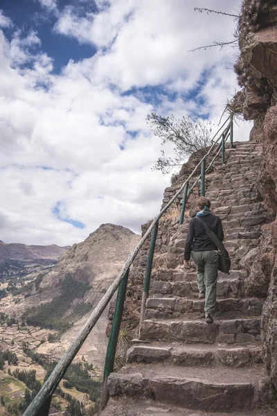 Explorando as majestosas trilhas íngremes incas de Pisac, Peru — Fotografia de Stock