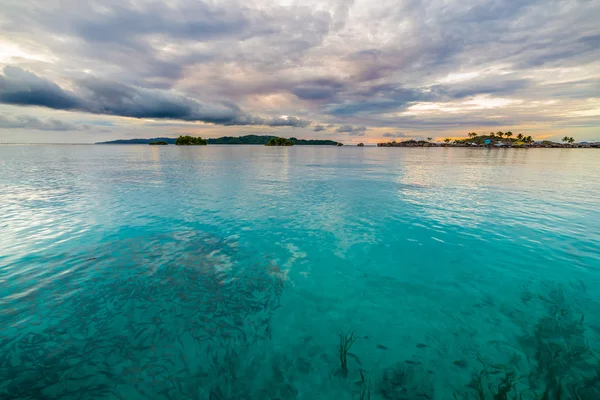 Scenic sunset on transparent sea, Togian Islands, Indonesia — Stock Photo, Image