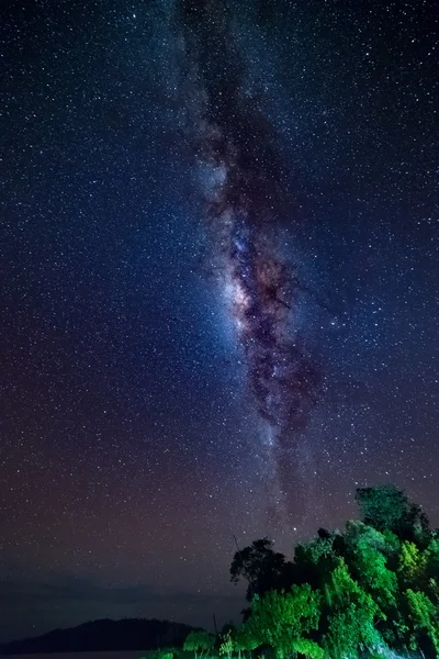 Великолепный Млечный Путь с отдаленных островов Токто, Индонезия — стоковое фото