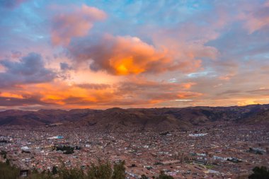 Cityscape Cusco ve cennet alacakaranlıkta, Peru