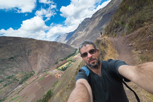 Traveler taking selfie in the Inca's Sacred Valley, Peru — Stock Photo, Image