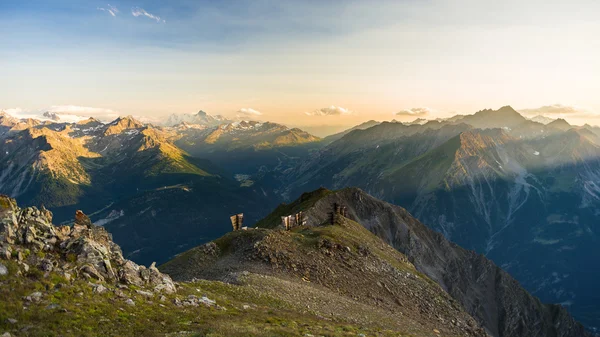 Warm light at sunrise on mountain peaks, ridges and valleys — Stock Photo, Image