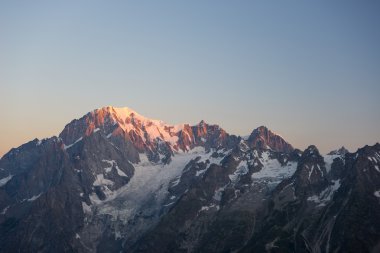Monte Bianco ya da Mont Blanc adlı gündoğumu, İtalyan yan