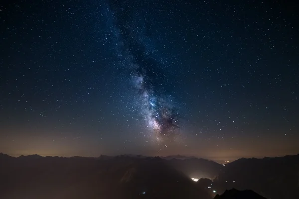 Via Láctea Brilhante e céu estrelado dos Alpes — Fotografia de Stock