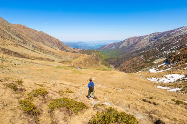 Alpler'de panoramik patika üzerinde hiking