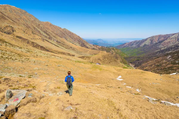 Randonnée pédestre dans les Alpes sur un sentier panoramique — Photo