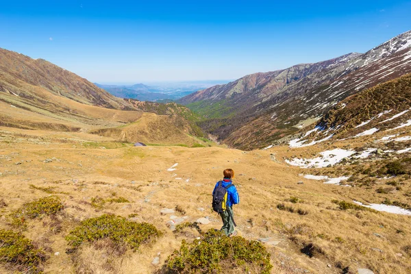 Alpler'de panoramik patika üzerinde hiking Stok Resim