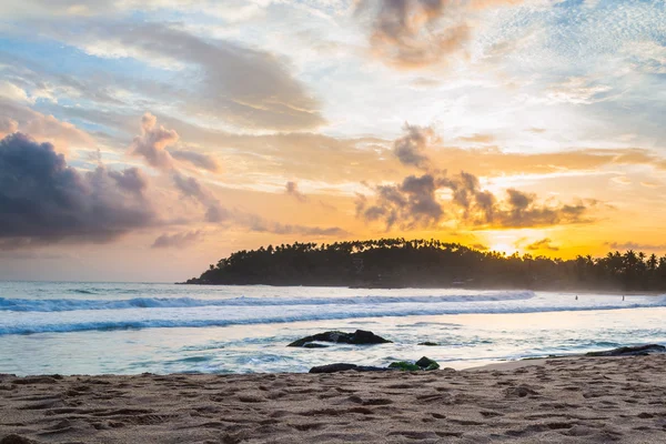 Céu colorido ao pôr do sol na praia tropical do deserto — Fotografia de Stock