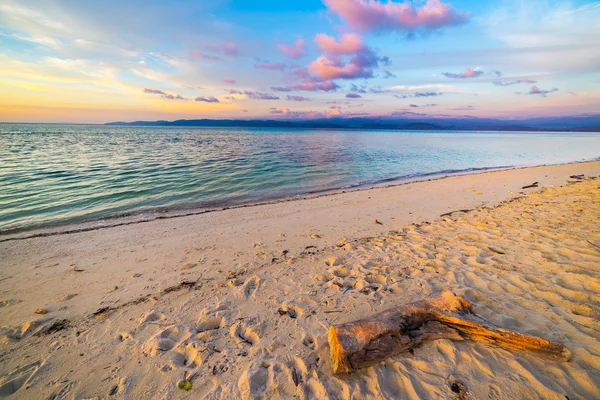 Puesta de sol romántica en la playa tropical del desierto, Indonesia —  Fotos de Stock