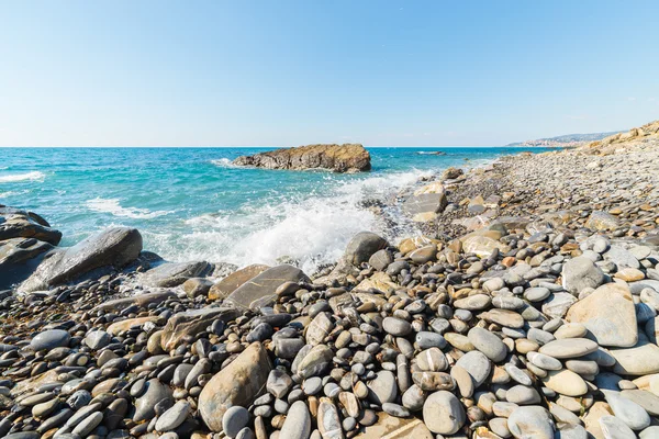 Su ile çakıllı plaj