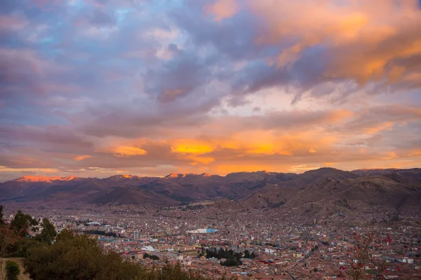 Cityscape Cusco ve cennet alacakaranlıkta, Peru — Stok fotoğraf