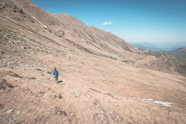 Caminhadas nos Alpes no caminho panorâmico, imagem tonificada — Fotografia de Stock