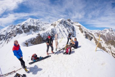 Alplerde yüksek irtifada üstüne alpinists