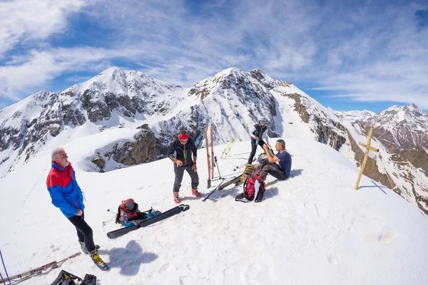 Alpinister på toppen på hög höjd i Alperna — Stockfoto