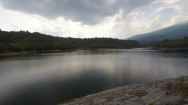 Majestic alpine manzara ve doğa göl ve baraj ile.