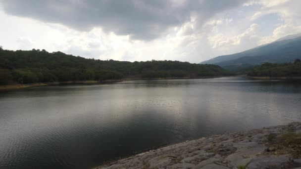 Majestuoso paisaje alpino y paisaje nublado con lago y presa . — Vídeo de stock