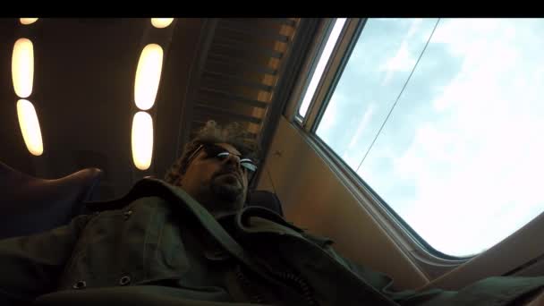 Hombre viajero sentado dentro del tren a caballo mirando por la ventana . — Vídeos de Stock