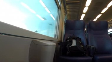 Binme tren koltukta sırt çantası.