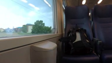 Binme tren koltukta sırt çantası.