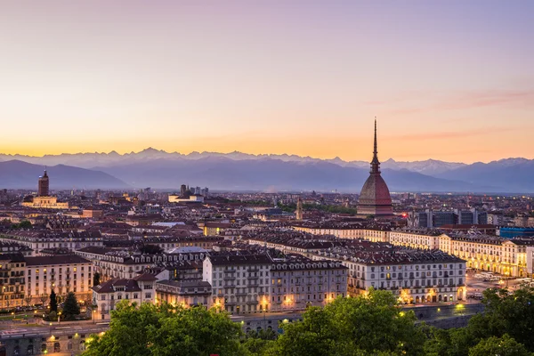 Torino (Turin, İtalya) Cityscape renkli gökyüzü ile alacakaranlıkta — Stok fotoğraf