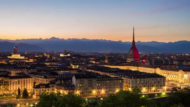 Torino, Italië - panoramisch stadsgezicht laten vervagen van zonsondergang tot nacht. — Stockvideo
