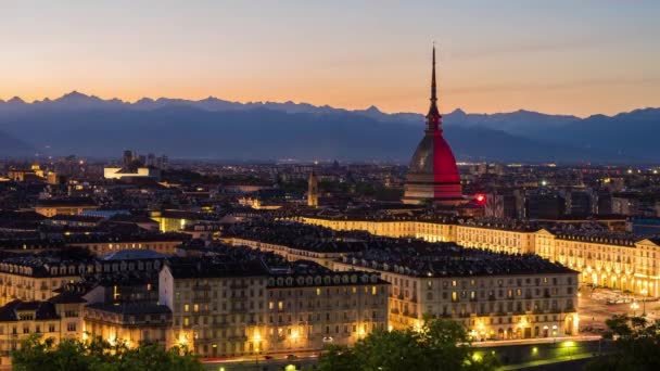 Torino, Italia - paisaje urbano panorámico que se desvanece desde el atardecer hasta la noche . — Vídeo de stock
