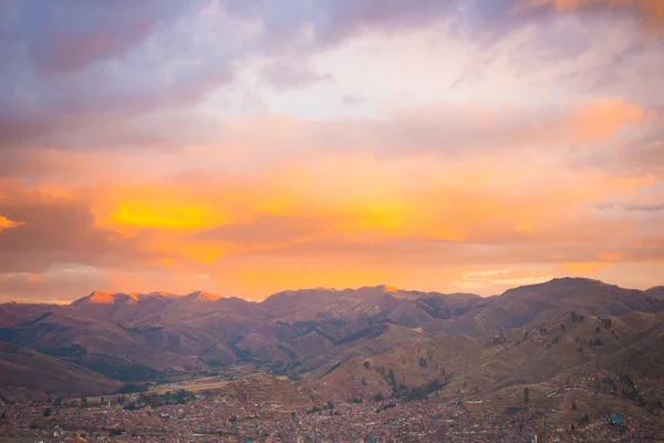 Cityscape de Cusco e paisagem nublada ao entardecer, Peru — Fotografia de Stock