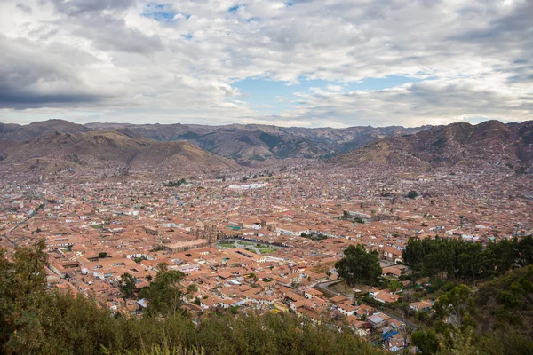 Expansiva paisagem urbana de Cusco, Peru, e paisagens nubladas de cima — Fotografia de Stock