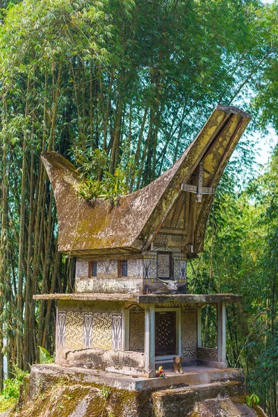 Edificio sepulcral tradicional en Tana Toraja, Sulawesi, Indonesia —  Fotos de Stock