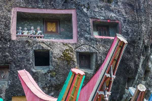 Lieu de sépulture traditionnel à Tana Toraja, Sulawesi, Indonésie — Photo