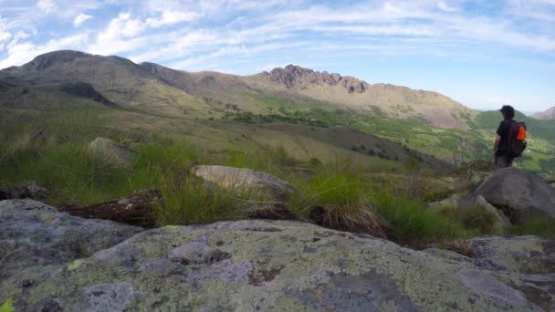 Backpacker en fotograaf wandelen in de Italiaanse Alpen, stoppen en foto's maken. — Stockvideo