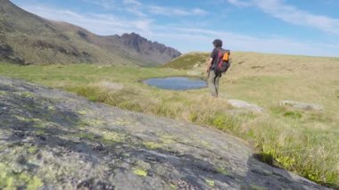 Backpacker ve fotoğrafçı İtalyan Alpleri'nde yürüyüş, durdurma ve fotoğraf çekmek.