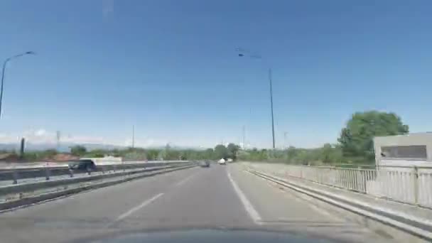 Auto rijden op de Italiaanse snelweg bij daglicht. — Stockvideo