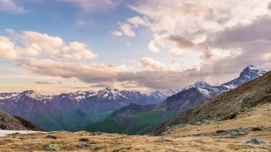 Karla kaplı dağ sırtlarının ve zirvelerinin timelapse görünümü