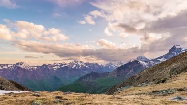 Vue imprenable sur les crêtes et les sommets enneigés des montagnes — Video