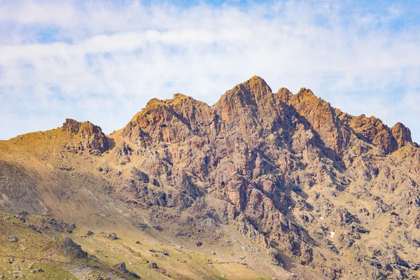 Teleaufnahme Detailaufnahme des felsigen Berggipfels und des zerklüfteten Kamms. Extreme Geländelandschaft in Höhenlagen der Alpen, Italien. — Stockfoto